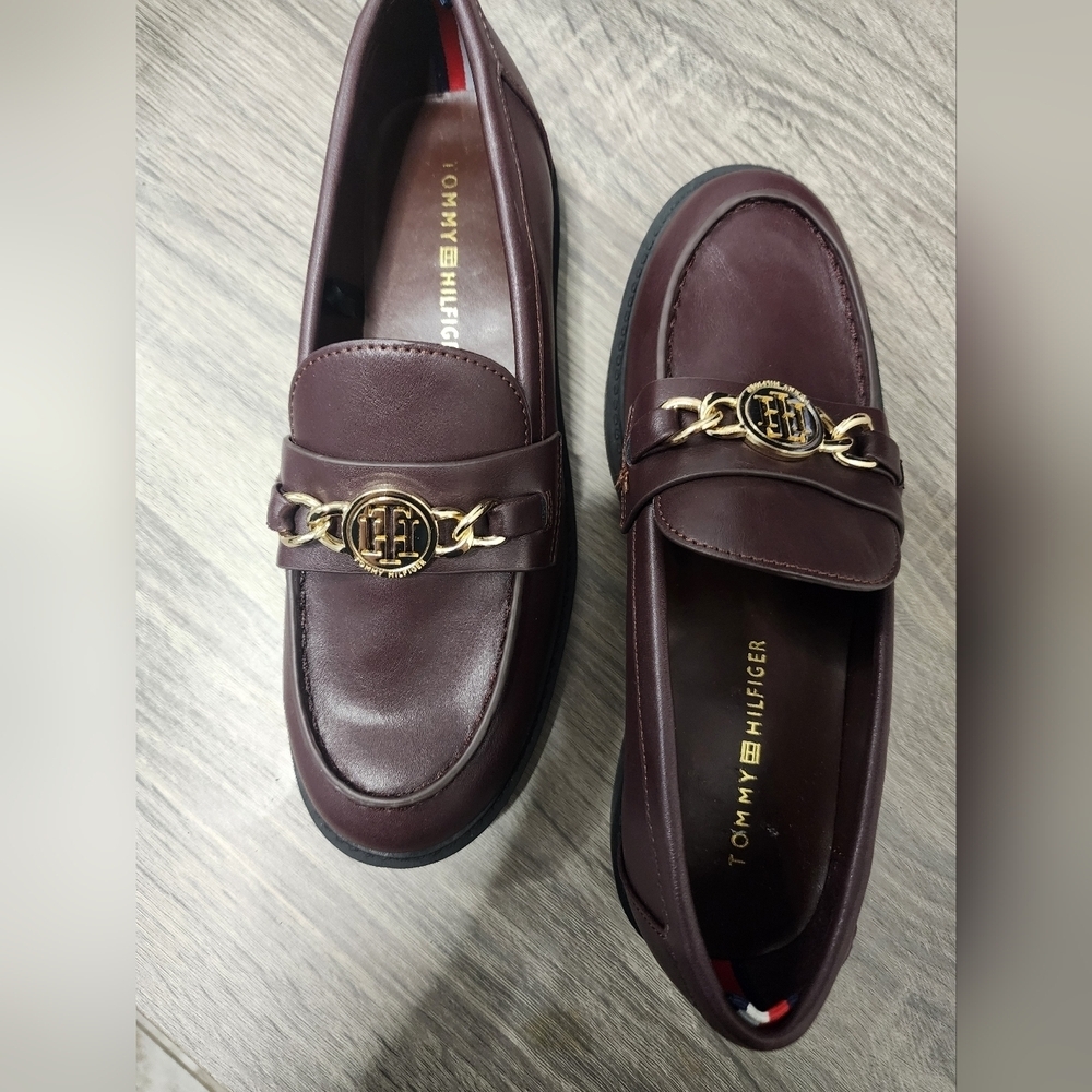 Size 6 Women's Tommy Hilfiger Terina Loafers With Gold Hardware. - Picture 8 of 8